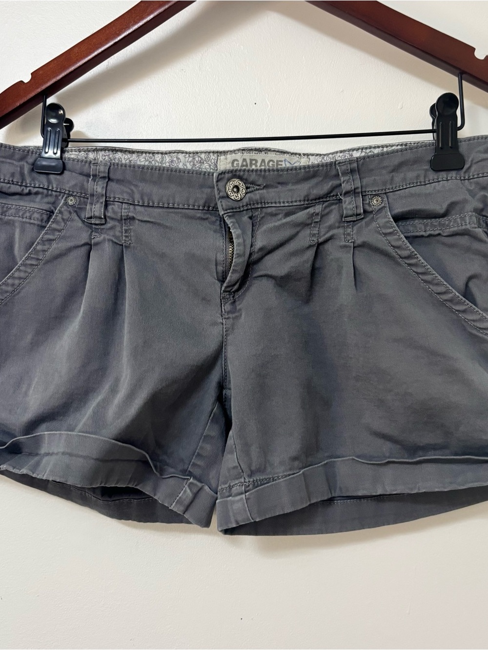Vintage Garage Women's Gray Pleated Casual Shorts Size 7